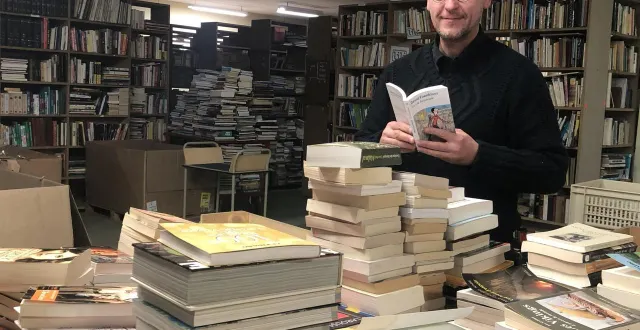 photo  cédric audibert est le gérant de all livres, à flers (orne).  &copy;  ouest-france 