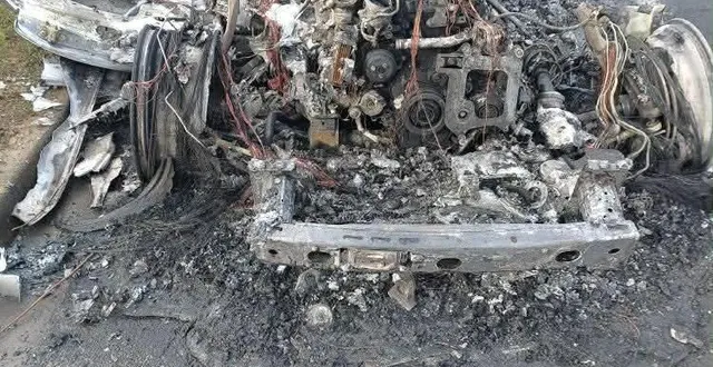 photo  le feu a totalement détruit la voiture.  &copy;  gendarmerie des deux-sevres 