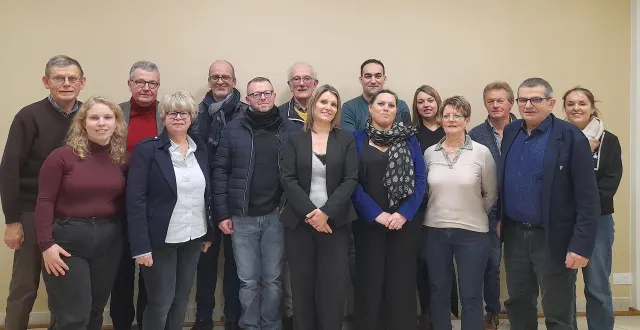 photo  au premier rang de gauche à droite manon dubrulle, muriel delayre, cédric volclair, aline cormon, marylène girard, jocelyne lehec, pierre chivard. au deuxième rang : alain fournier, jean-louis croizier, thierry delemer, christian thibouville, bertrand tessier, amélie holin, gérard ramage, clarisse de tavernier, aline cormon.  &copy;  fournie par la liste « heureux ensemble à carrouges » 