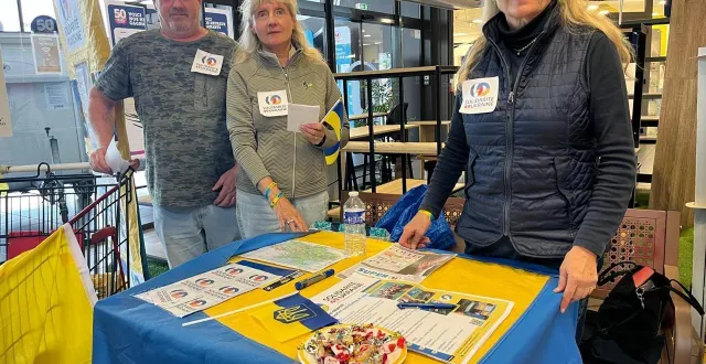 photo  christine cornut (à droite) et sa sœur marthe mary-rousselière lors de la précédente collecte, en octobre 2025.  &copy;  sd 