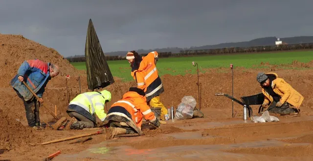 photo  au total huit archéologues de l’inrap travaillent sur le site.  &copy;  ouest-france 