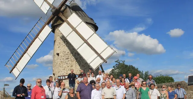 photo  jean fresneau, discret comme à son habitude (au milieu, à droite du maire yves berland) lors du congrès national de 2021.  &copy;  co. 