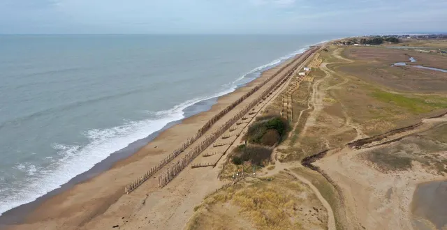 photo  le trait de côte est menacé à blainville-sur-mer, dans la manche, notamment sur la plage de gonneville.  &copy;  photo : thomas brégardis / ouest-france 
