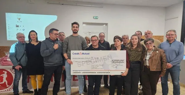 photo  philippe thuau (micro à la main) présente le chèque remis aux responsables de l’association un merveilleux sourire.  &copy;  ouest-france. 