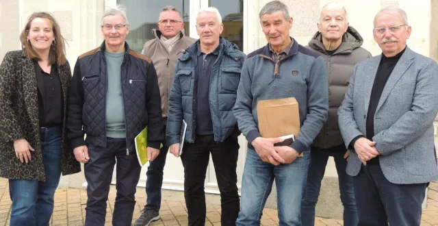 photo  jacky terrien (troisième à droite) et les deux élus (à gauche) à l’issue de la réunion.  &copy;  ouest-france. 