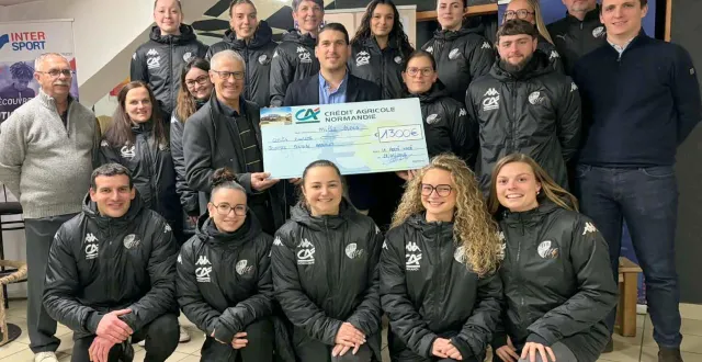 photo  la remise d’un chèque de 1 300 €, pour aider à l’équipe senior féminine de la jeunesse fertoise-bagnoles, par pascal chivard, le président de la caisse locale de crédit agricole et frédéric gauché, le directeur.  &copy;  ouest-france 