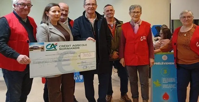 photo  françois roumier reçoit un chèque de 300 € du crédit agricole.  &copy;  ouest-france 
