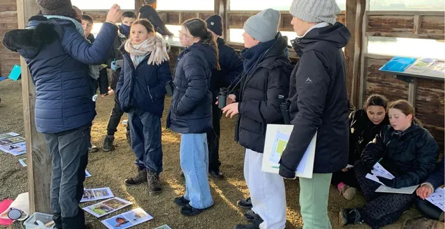 photo  une partie des élèves en compagnie de katia georget, animatrice lpo de saumur.  &copy;  co 