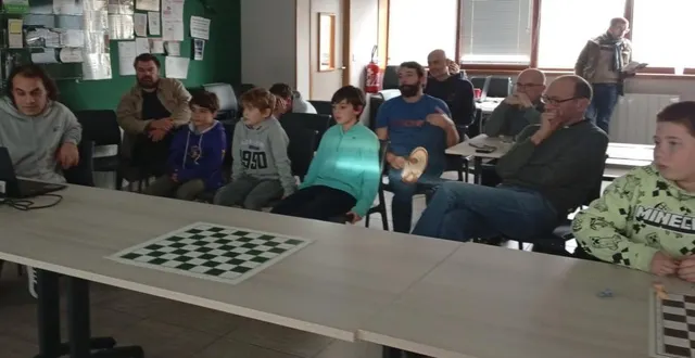 photo  chaque semaine, les jeunes joueurs d’échecs prennent plaisir à se retrouver et écouter les conseils de professionnels.  &copy;  le maine libre 