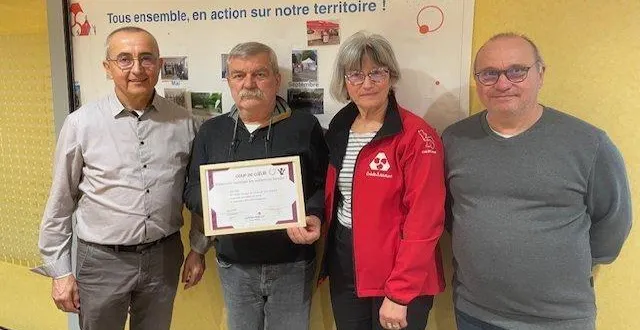 photo  patrick métivier, clément leveau, sylvie martin et gilles hubert lors de la remise du chèque.  &copy;  le maine libre 