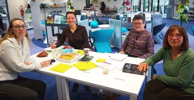 photo  sandy grigné (2e à gauche) entourée de trois lectrices.  &copy;  le maine libre 