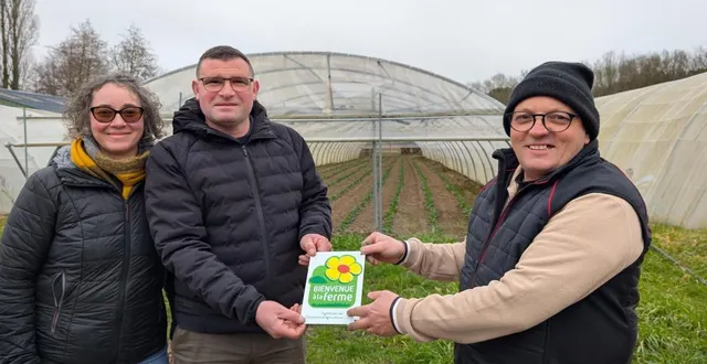 photo  karine et jérôme androuin, maraîchers, ont reçu le label bienvenue à la ferme des mains de sébastien cissé, apiculteur local.  &copy;  ouest-france 