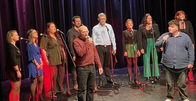 photo  pour le final, les neuf choristes étaient réunis sur la scène. jessica est en arrière-plan à droite.  &copy;  ouest-france 