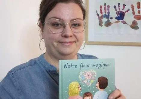 photo  daphné et son ouvrage « notre fleur magique ».  &copy;  le maine libre 