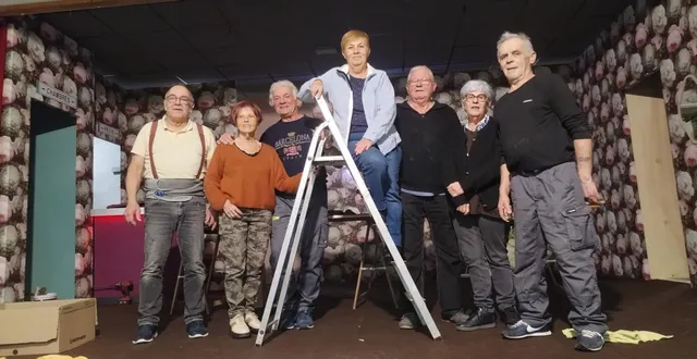 photo  une équipe efficace pour monter les décors.  &copy;  co 