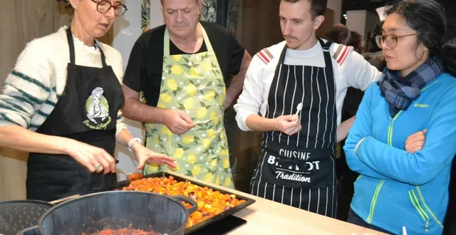 photo  sur les conseils de sandra raveneau (à gauche), les apprentis cuistots ont confectionné un chili végétarien.  &copy;  le maine libre 