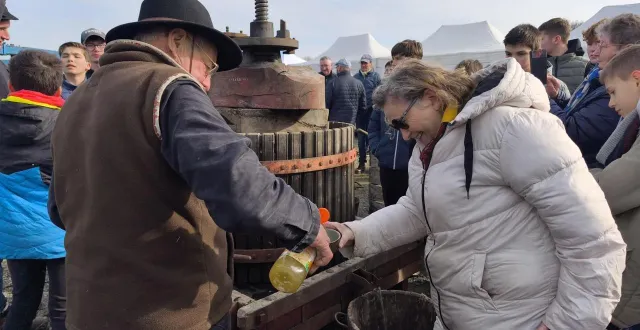 photo  la bolée de jus de pommes fraîchement pressé est toujours très appréciée lors de la fête du cidre de l’hôtellerie-de-flée.  &copy;  archives ouest-france 