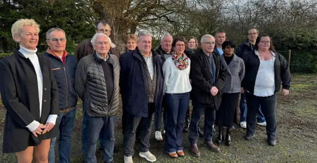 photo  à joué-en-charnie, régis noir (5e en partant de la droite) se présente à nouveau aux élections municipales en 2026.  &copy;  régis noir 