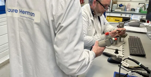 photo  dans les ateliers de l’usine faure herman à la ferté-bernard, les salariés procèdent à la production et l’assemblage de débitmètres, tout spécialement à destination de l’aviation militaire.  &copy;  le maine libre 
