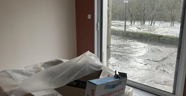 photo  saint-laurent-sur-sèvre (vendée), jeudi 12 février. du futur restaurant, encore en travaux, on visualise bien la montée des eaux. la terrasse est tout inondée.  &copy;  co - freddy reigner 