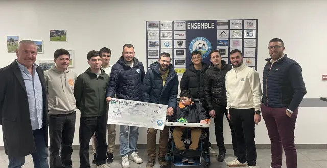 photo  enzo et son papa entourés des membres de la commission animation du club de football christopheséguinière, lors de la remise d’un chèque de 450 €.  &copy;  ouest-france. 