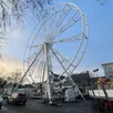 photo  l’installation de la grande roue demande une vingtaine d’heures. premiers tours samedi à partir de 14 heures. 