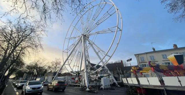 photo  l’installation de la grande roue demande une vingtaine d’heures. premiers tours samedi à partir de 14 heures.  &copy;  le maine libre 