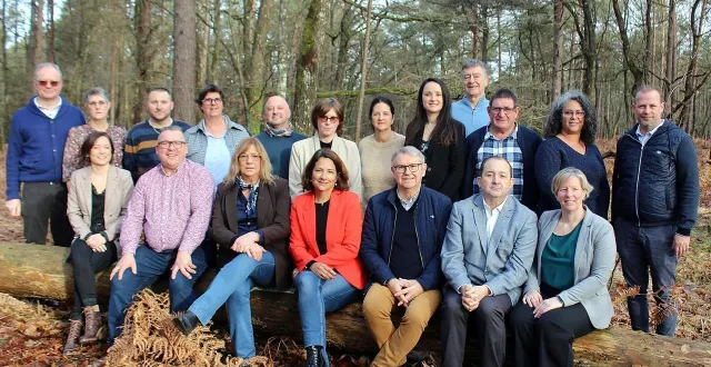 photo  cathie brené (avec la veste rouge) et les membres de la liste « poursuivre ensemble ».  &copy;  le maine libre 