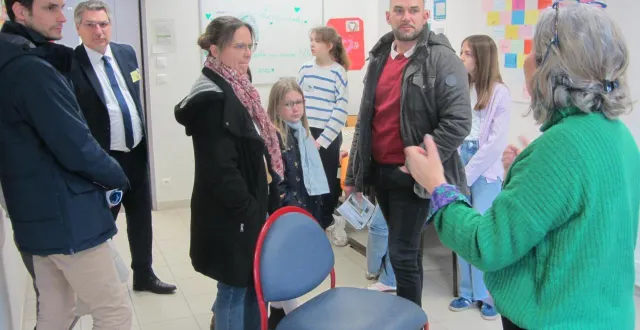 photo  le collège du pont-de-moine, engagé dans la lutte contre le harcèlement, a mis en place le dispositif des lucioles ; ici, l’infirmière karine brisson accueille des visiteurs dans la salle d’écoute dédiée.  &copy;  ouest-france 