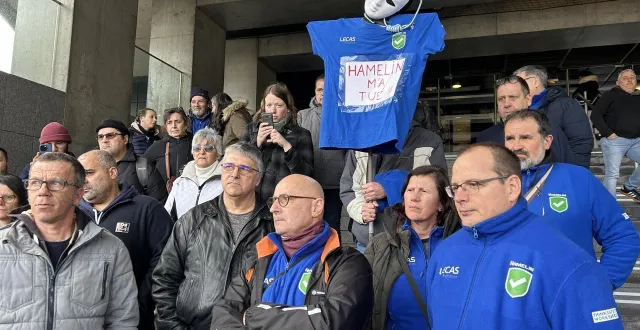 photo  vêtus de leur polaire bleue de travail, une trentaine de salariés de lecas industries, filiale du groupe caennais hamelin, ont assisté à l’audience de la cour d’appel de caen, ce jeudi 12 février 2026.  &copy;  ouest-france 