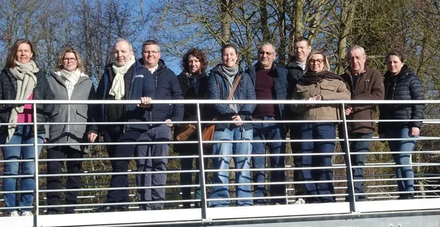 photo  polomnie voydie (3e à partir de la droite) entourée des membres de la liste « vivre ensemble à chassillé ».  &copy;  le maine libre 