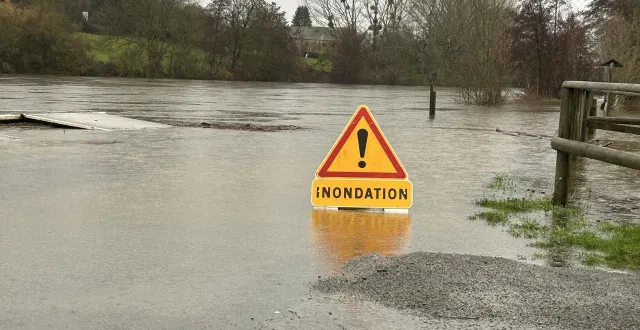 photo  le chemin de halage est inaccessible ce vendredi 13 février 2026 à cause des inondations : ici au niveau du club de canoë-kayak, à laval.  &copy;  ouest-france 