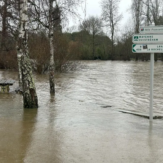 La Mayenne déborde et submerge le chemin de halage à Saint-Jean sur Mayenne Ouest-France photo la mayenne déborde et submerge le chemin de halage à saint-jean sur mayenne © ouest-france