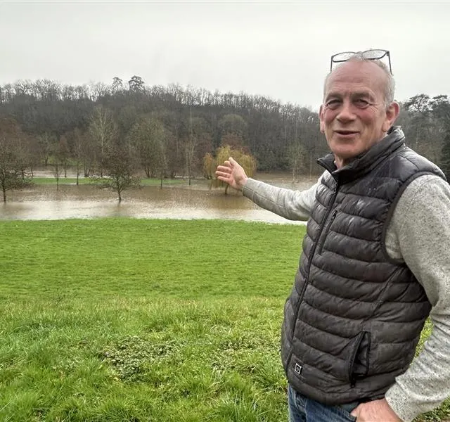 Hervé De Gevigney habite au château du Ricoudet, à Changé, au bord de la Mayenne. Une partie du parc est sous les eaux. « Par endroits, il y a presque 1 mètre d’eau », indique-t-il. Le gîte, qu’il propose dans son parc, n’est pas encore touché par les inondations, mais au regard des prévisions météorologiques annoncées, cela n’est pas exclu. Ouest-France photo hervé de gevigney habite au château du ricoudet, à changé, au bord de la mayenne. une partie du parc est sous les eaux. « par endroits, il y a presque 1 mètre d’eau », indique-t-il. le gîte, qu’il propose dans son parc, n’est pas encore touché par les inondations, mais au regard des prévisions météorologiques annoncées, cela n’est pas exclu. © ouest-france
