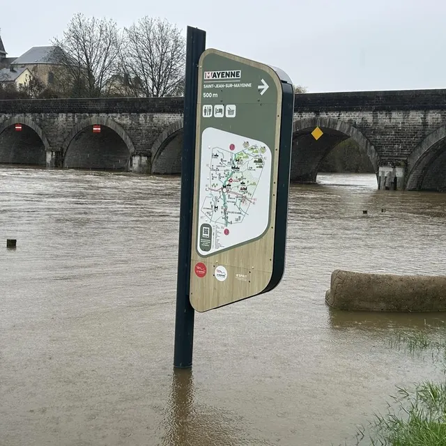 La Mayenne, sort de son lit et inonde les berges du centre bourg de Saint-Jean Sur Mayenne Ouest-France photo la mayenne, sort de son lit et inonde les berges du centre bourg de saint-jean sur mayenne © ouest-france