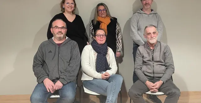 photo  laura denoes, au centre au premier rang, va conduire la liste aux prochaines élections municipales à louailles.  &copy;  ouest-france 