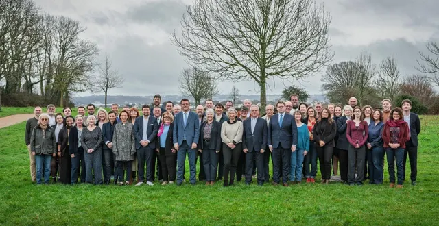 photo  le maire sortant ps de cherbourg-en-cotentin benoît arrivé, entouré de ses 54 colistiers, parmi lesquels 26 nouveaux visages.  &copy;  équipe de campagne 