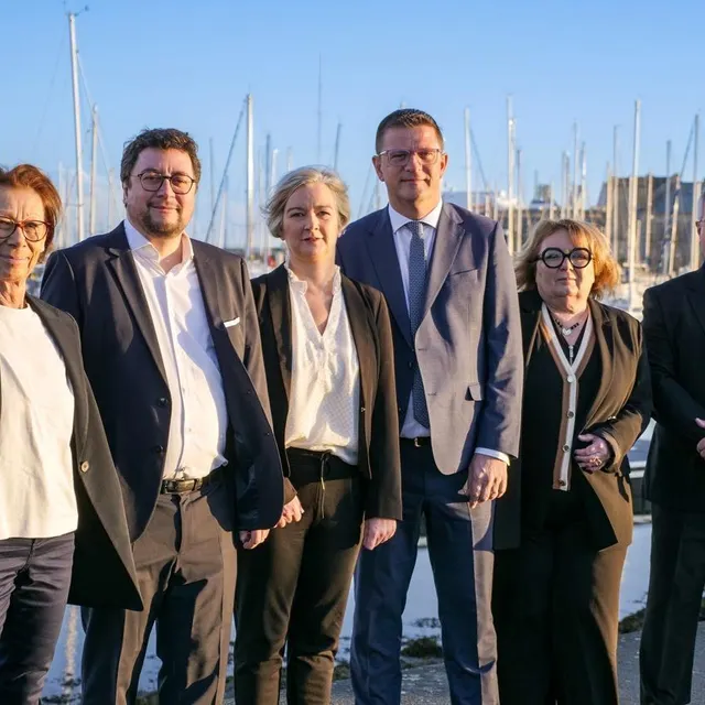 photo benoît arrivé, entouré des colistiers appelés à rester ou devenir maires délégués : agnès tavard (querqueville), emmanuel vassal (cherbourg-octeville), anne ambrois (la glacerie), claudine sourisse (tourlaville), dominique hébert (équeurdreville-hainneville).  ©  équipe de campagne
