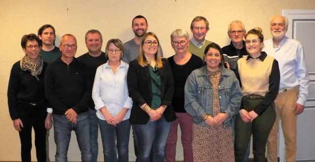 photo  de gauche à droite. au 1er rang : laurence guichard, alain lecureur, catherine david, elsa durand, nicole dagron, bérengère villot, audrey favrie. au 2e rang : fabien royer, jean-noël leroux, florian lhuissier, luc morin, frédéric ligot, philippe maret.  &copy;  ouest-france 