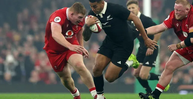 photo  le pilier gallois rhys carre, le centre néo-zélandais rieko ioane et le pilier gallois keiron assiratti lors du match de rugby entre le pays de galles et la nouvelle-zélande au principality stadium, à cardiff le 22 novembre 2025.  &copy;  adrian dennis / afp 