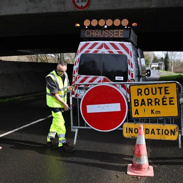 photo des agents du département de maine-et-loire barrent les routes inondées ou qui vont l’être.  ©  co - josselin clair