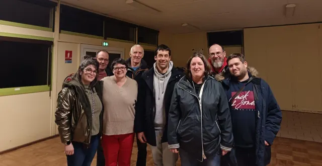 photo  frédéric poiraudeau (au centre), entouré des membres du bureau et conseil d’administration.  &copy;  le maine libre 