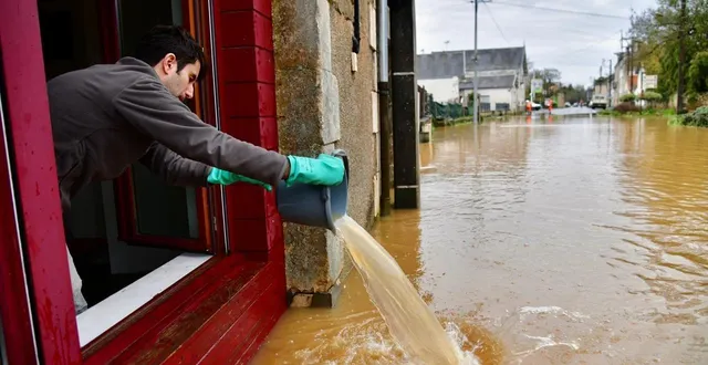 photo  avenue de l’école militaire, les habitants font comme ils peuvent pour évacuer l’eau montée dans la nuit.  &copy;  co - marie delage 