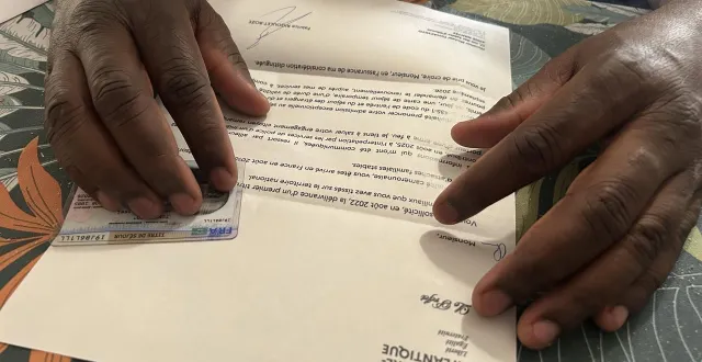 photo  sans-papiers pendant une dizaine d’années, le camerounais vient d’être régularisé par la préfecture de loire-atlantique. il a obtenu une carte de séjour grâce à son courage et à l’intervention de la police.  &copy;  ouest france 