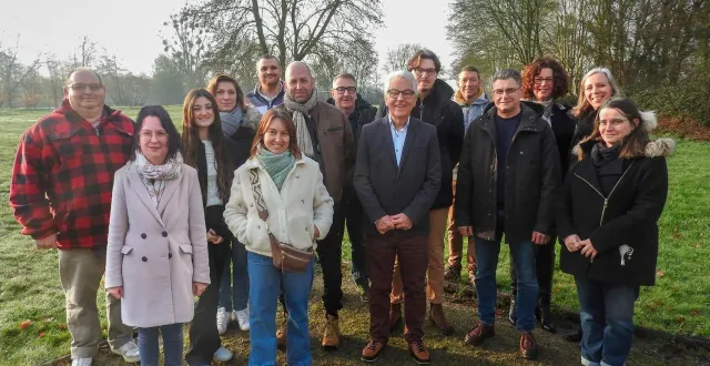 photo  (de g à d) : frédéric fabbri, hélène richard, cassandra queudeville, céline rocher, thomas rousseau, christelle leparc, emmanuel lerat, loïc blond, michel lebreton (au centre), nathan ricordeau, mathieu rapicault, bertrand pelletier, emmanuelle simon, delphine leroy, sylvie trouillet.  &copy;  le maine libre 