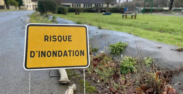 photo  des habitants de neufchâtel-en-saosnois (sarthe) ont été contraints d’évacuer leur domicile en raison du risque de rupture du barrage de guibert.  &copy;  ouest-france 