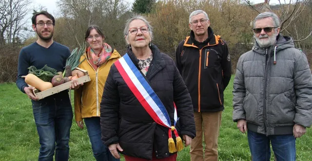 photo  de gauche à droite : pierre renouf et léa louvet, maraîchers, chantal buin, maire de tresson, jean-luc coulon et michel serpin, de la ciap 72 (coopérative d’installation en agriculture paysanne).  &copy;  ouest-france. 