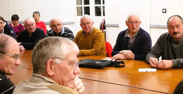 photo  christian leffray (deuxième à droite) préside l’organisation du concours, qui met à l’honneur des éleveurs engagés dans des démarches de qualité, aux côtés des membres de l’association et des bénévoles mobilisés.    &copy;  le maine libre 