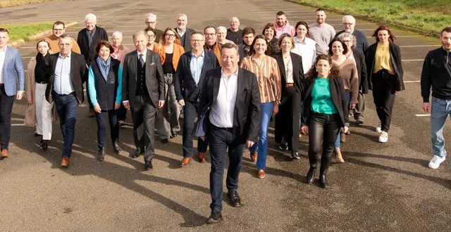 photo  francis paugoy et les membres de la liste « dynamique montvaloise ».  &copy;  le maine libre 