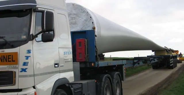 photo  un convoi transportant des éoliennes va devoir passer par la commune de renazé. mais pour pouvoir passer, il va falloir créer des aménagements et couper des arbres.  &copy;  archives 